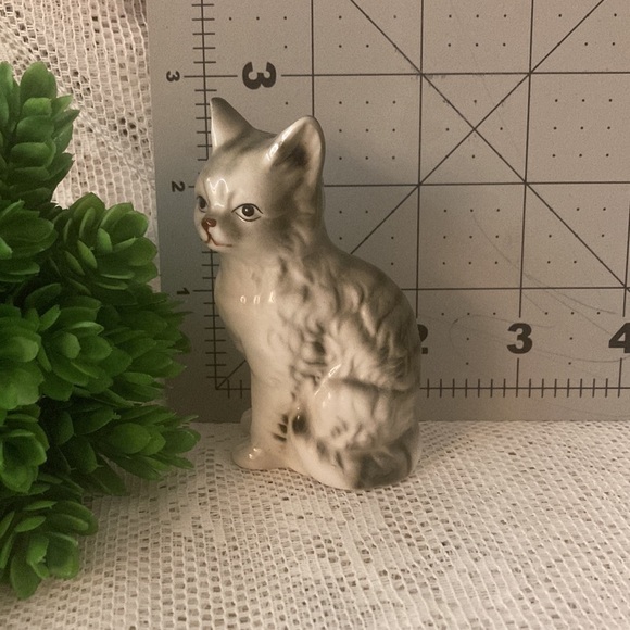 Vintage White Kitty Cat Figurine Bone China Taiwan 3" Tall Collectible. - Picture 7 of 7